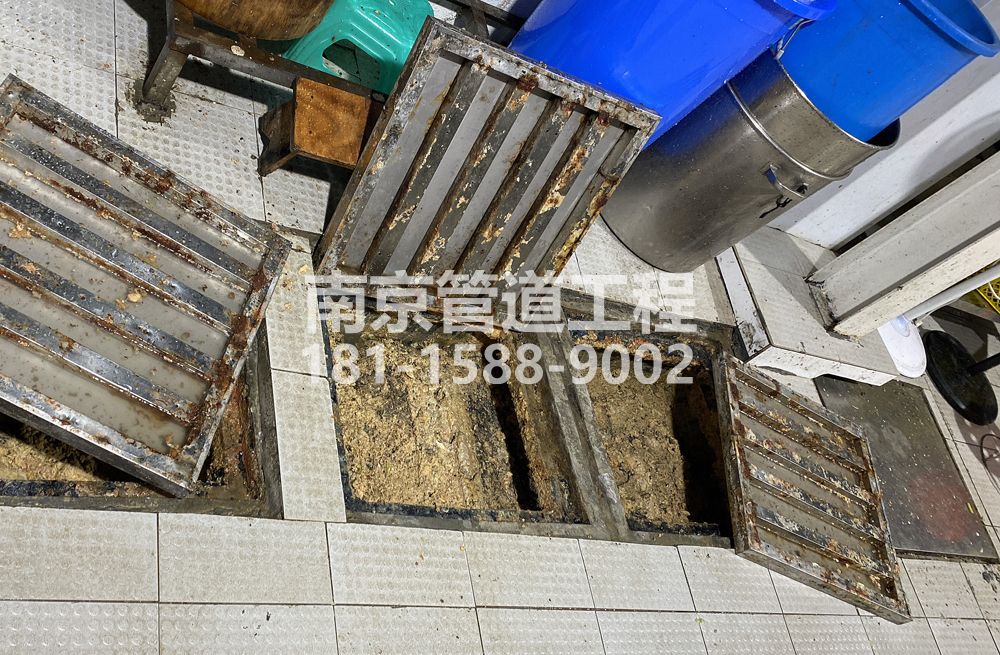 278蒋王庙城管中队食堂隔油池清理